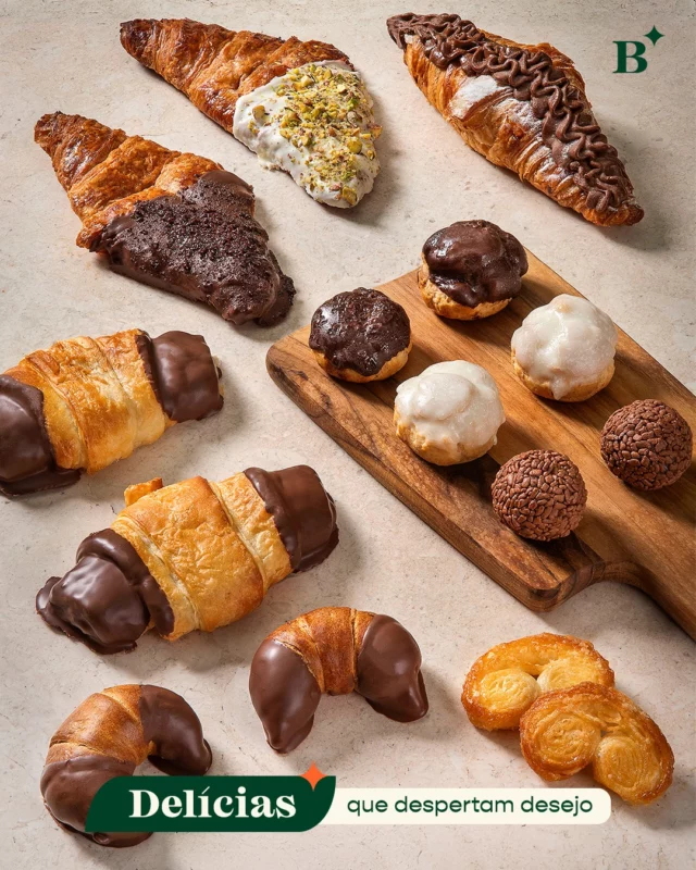 Chocolate, pistache, doce de leite ou brigadeiro: os clássicos continuam roubando a cena (e o coração) por aqui. 

Seja no café ou na pausa da tarde, venha lembrar por que essas delícias nunca saem de moda, e se apaixone de novo a cada mordida.

#benjaminpadaria #benjapadaria #padariasp #saopaulo #cafedamanha #croissant #chocolate