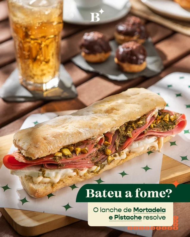 Almoço rápido em boa companhia muda tudo. Quinta-feira, conversa leve, fome real — e o lanche certo na mesa.

Experimente nossa Ciabatta de mortadela com pistache, carolinas pra adoçar e uma bebida gelada pra completar o seu momento.

Te esperamos aqui na Benjamin.

#Benjamin #PadariaSP