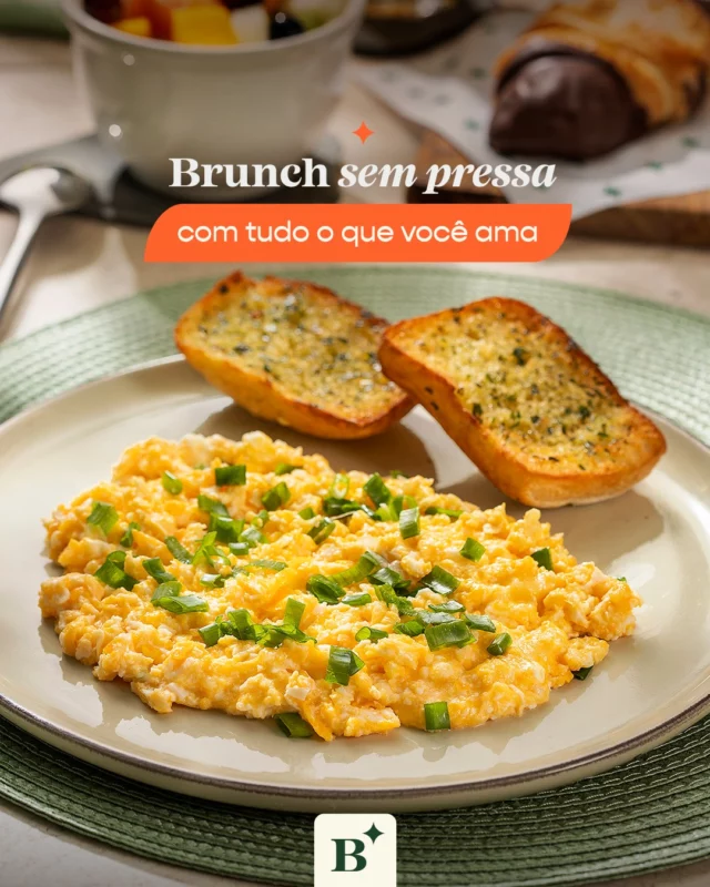 Que tal um brunch sem pressa e com a melhor companhia? 

Ovos mexidos cremosos, queijo no ponto, requeijão fechando o sabor. Acompanhado de um suco de laranja, salada de frutas, croissant de chocolate e tudo mais que uma manhã de Dia dos Pais merece.

É pra sentar com calma, comer bem e sair leve, do jeito que uma boa manhã pede.

#Benjamin #PadariaSP #DiaDosPais #Brunch