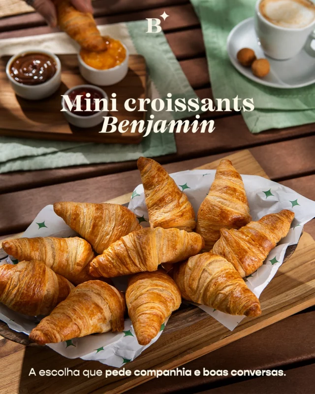 Seja no café da manhã, no brunch ou pra dividir com quem você gosta: uma cestinha cheia de mini croissants sempre faz sucesso. 🥐✨

Leves, crocantes e prontos para mergulhar nas suas geleias favoritas.

Já sabe qual sabor vai ser o primeiro? 😍 Disponível nas nossas padarias e também no iFood.

#Benjamin #PadariaSP #Croissant #Brunch #CaféDaManhã