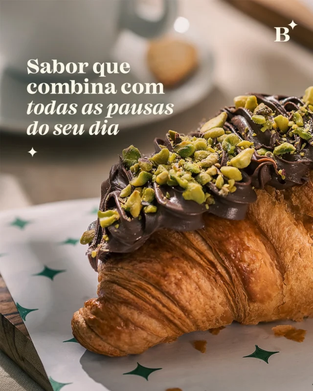 Croissant francês e recheio de chocolate com toque de pistache 💚

Prove essa combinação e veja sua pausa ganhando um sabor mais especial. Seja no café da manhã, no lanche da tarde ou como um doce depois das refeições, ele é sempre a escolha certa.

Vem experimentar essa delícia na Benjamin.

#Benjamin #PadariaSP #CroissantFrancês #Chocolate #Pistache