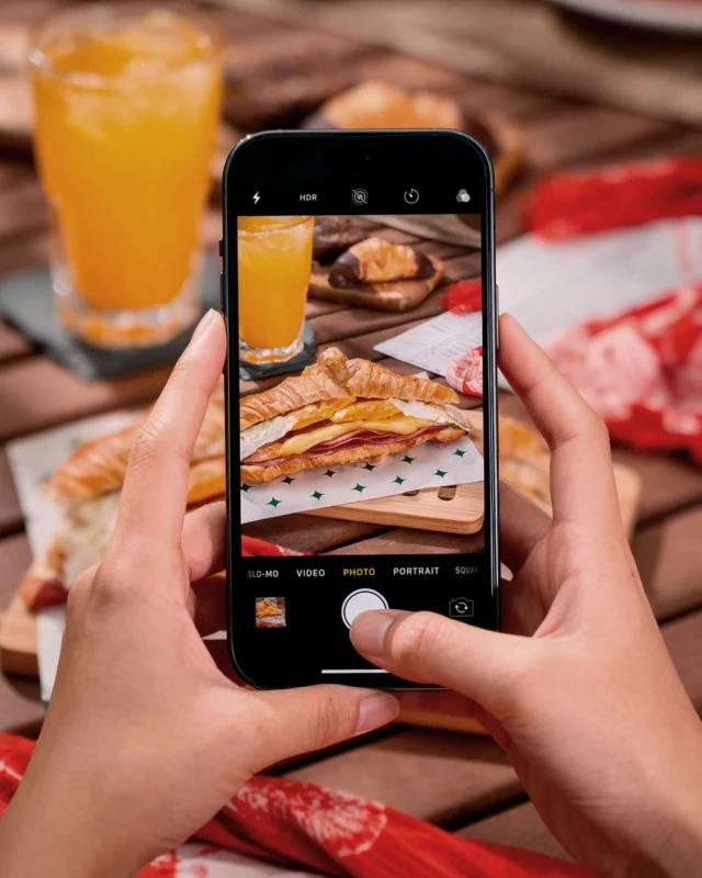 Antes de saborear, esse brunch merece ser fotografado.

O dia ideal começa com um bom café da manhã, e aqui nunca faltam delícias para acompanhar.
Agora é com você: tire foto do seu brunch e marque a @benjaminapadaria . 

*Produto real. Cenário criado apenas para fins estéticos.

#Benjamin #PadariaSP #Brunch #CaféDaManha #Croissant