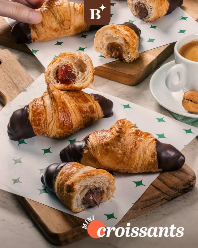 Mini croissants em camadas que quebram só de encostar. 😋

Perfeitos pra dividir na mesa, acompanhar o café ou resolver aquela fome fora de hora. 🥐☕

Chama alguém para dividir esse box com você.

#Benjamin #MiniCroissant #Brunch #PadariaSP