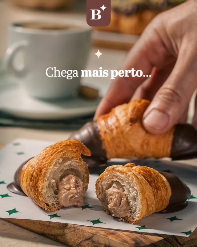 Chega mais perto, porque essa combinação merece atenção aos detalhes: massa folhada, recheio cremoso e aquela primeira mordida que faz o resto do mundo esperar um pouquinho.

Agora vem até a Benjamin experimentar ou peça no iFood. 

#BenjaminAPadaria #Croissant #PadariaSP #CaféEmSP
