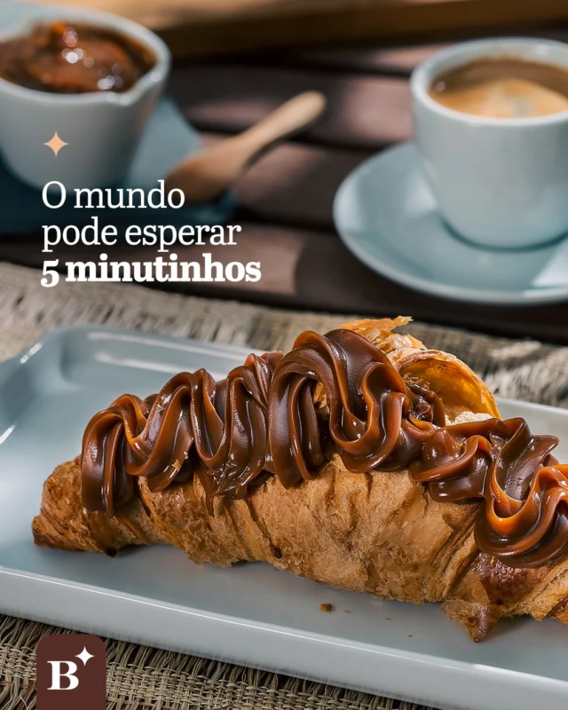 Às vezes, tudo o que a gente precisa é de cinco minutos para desacelerar.

Um café quentinho, um croissant recém-saído do forno e uma pausa que faz o dia seguir mais leve.

#BenjaminAPadaria #PadariaSP #Croissant #Café #Pausa
