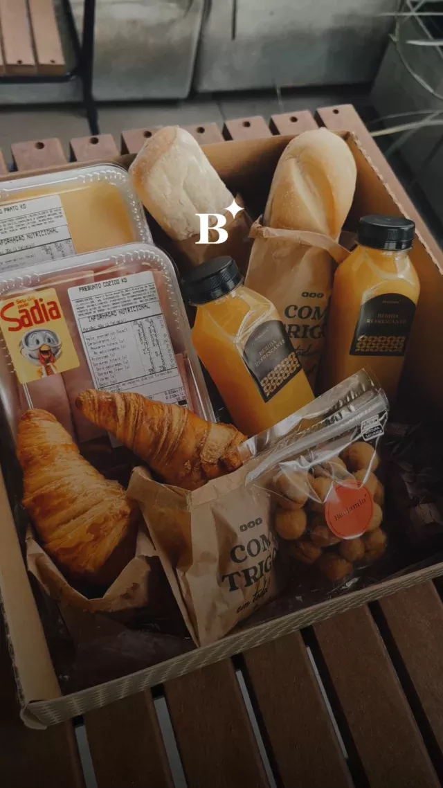 Toda mulher merece ser celebrada: esposa, filha, amigas, colegas, mãe, irmãs e avós.

Essa é a oportunidade perfeita para surpreender as mulheres da sua vida nesse final de semana!

Escolha uma cesta especial para demonstrar todo seu apreço e admiração para as mulheres que você ama.

Nossa Cesta “Delícias Benjamin” contém:
🍞 1 Ciabatta Crocante
🥖 1 Baguete Lisa
🥐 2 Croissants Franceses
🧀 1 Bandeja de Queijo Prato Fatiado 160g
🍖 1 Bandeja de Presunto Fatiado 200g
🍊 2 Sucos de Laranja 300 ml (cada)
🍬 1 Pacote de Beijo Dama 100g ou Palmier (escolha do cliente)
🍫 1 Croissant de Chocolate
🎁 Tudo embalado em uma linda cesta customizada.

Presenteie com amor e qualidade, porque elas merecem o melhor!

#benjaminpadaria #padariasp #saopaulo #brunch #diadamulher #presente