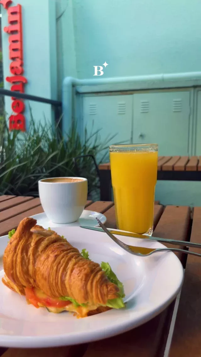 Sabe aquele croissant crocante por fora e macio por dentro? 

Agora imagina ele recheado com frango super cremoso... E o melhor: vem no combo com bebida!

Aproveite nosso combo Croissant do Dia no Dia do Consumidor e vem matar a sua fome do jeito certo! 🍽️

#benjaminpadaria #padariasp #saopaulo #cafedamanha #brunch #croissant #croissantfrances #croissantdefrango #diadoconsumidor